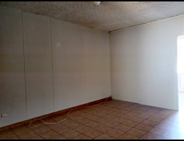 3 BEDROOM FLAT FOR SALE IN KEMPTON PARK CENTRAL